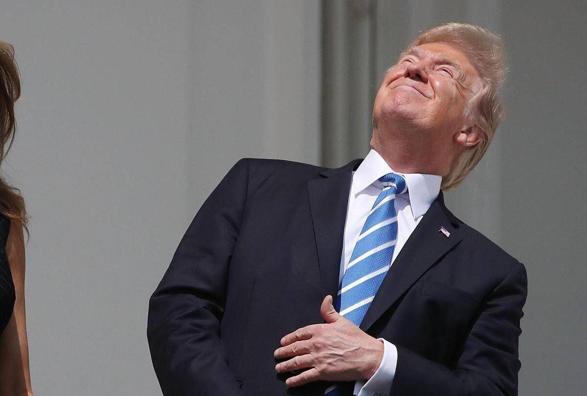 Trump, faccia a faccia con l'eclissi: occhi puntati al sole e niente occhiali - 