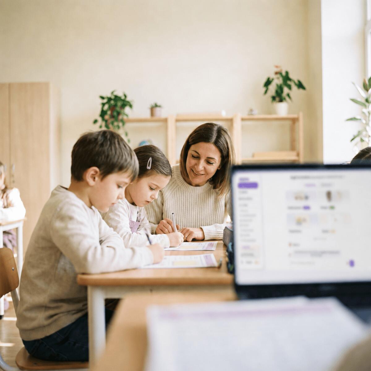 Meno ore sui materiali, più ore in classe: perché tanti insegnanti italiani usano Minerva Education AI