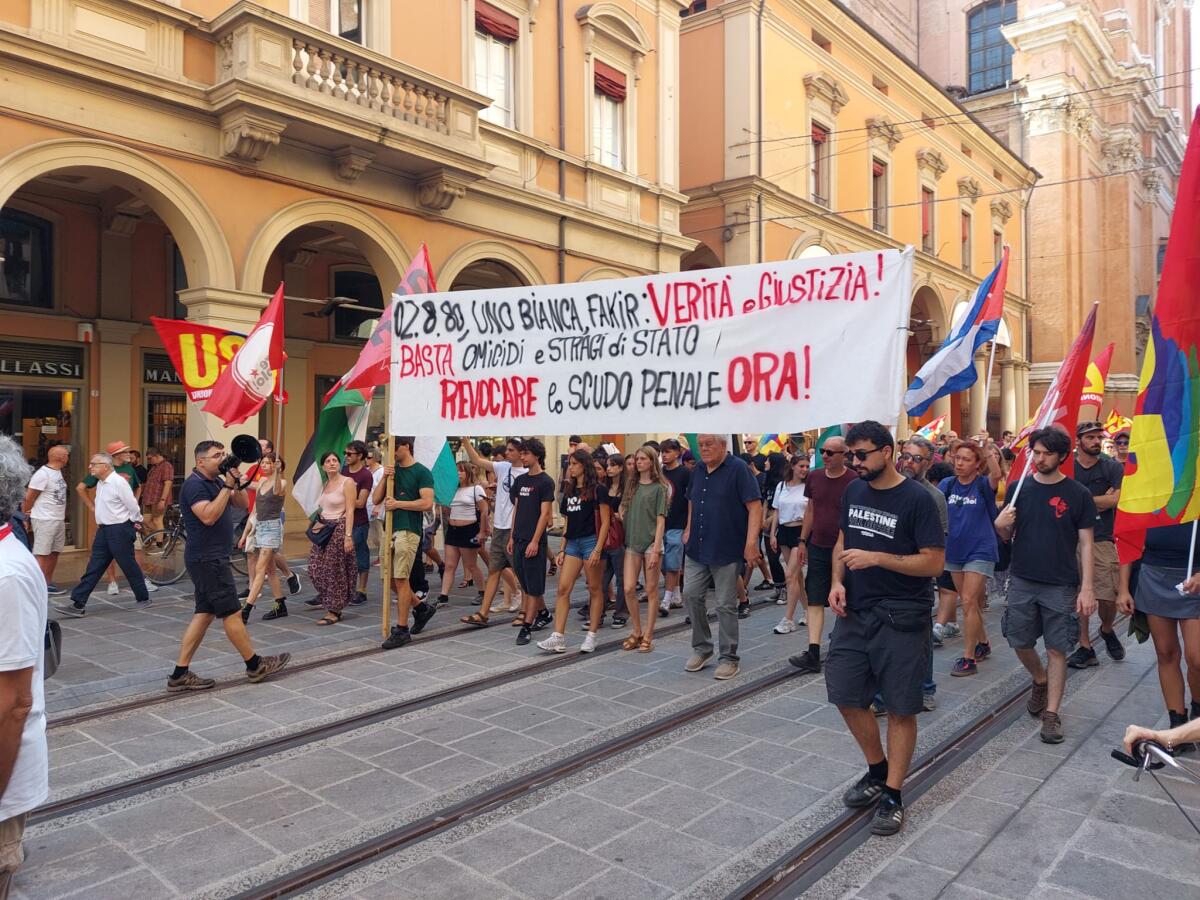 A Bologna, al corteo del 2 agosto uno striscione per Abderrahim Fakir: 'Revocare lo scudo penale ora' - 