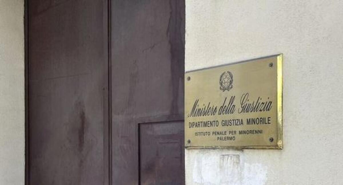 Incendio nel carcere minorile Malaspina di Palermo: 5 agenti ricoverati - 