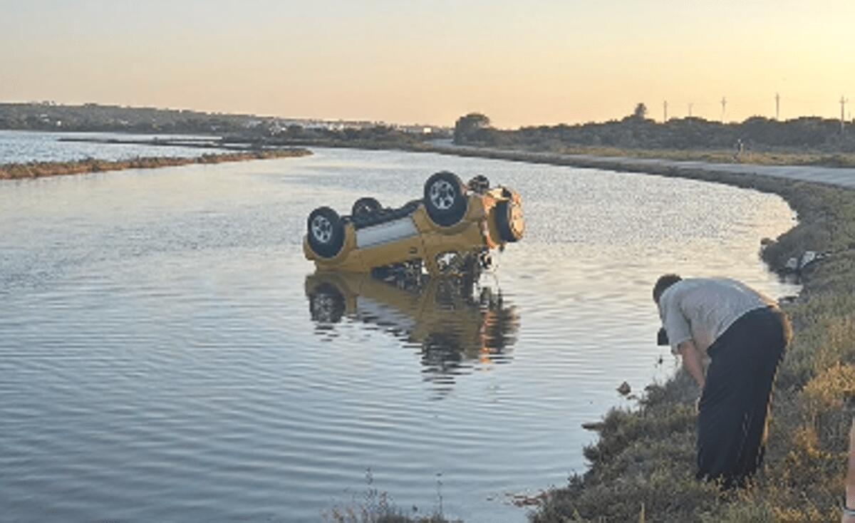 Auto si ribalta e si inabissa in un canale a Formentera: carabinieri in vacanza salvano 30enne che stava per annegare - 