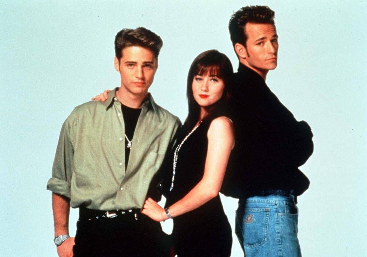 Jason Priestley ricorda Luke Perry: "Mi manca, penso sempre ai momenti sul set" - 