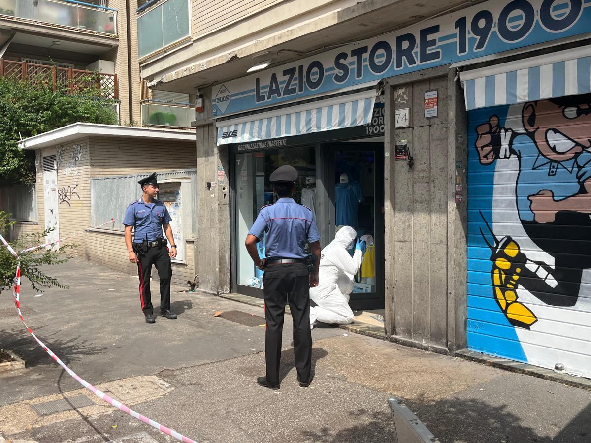 Spari contro vetrina Lazio Store a Ostia, indagini in corso - 