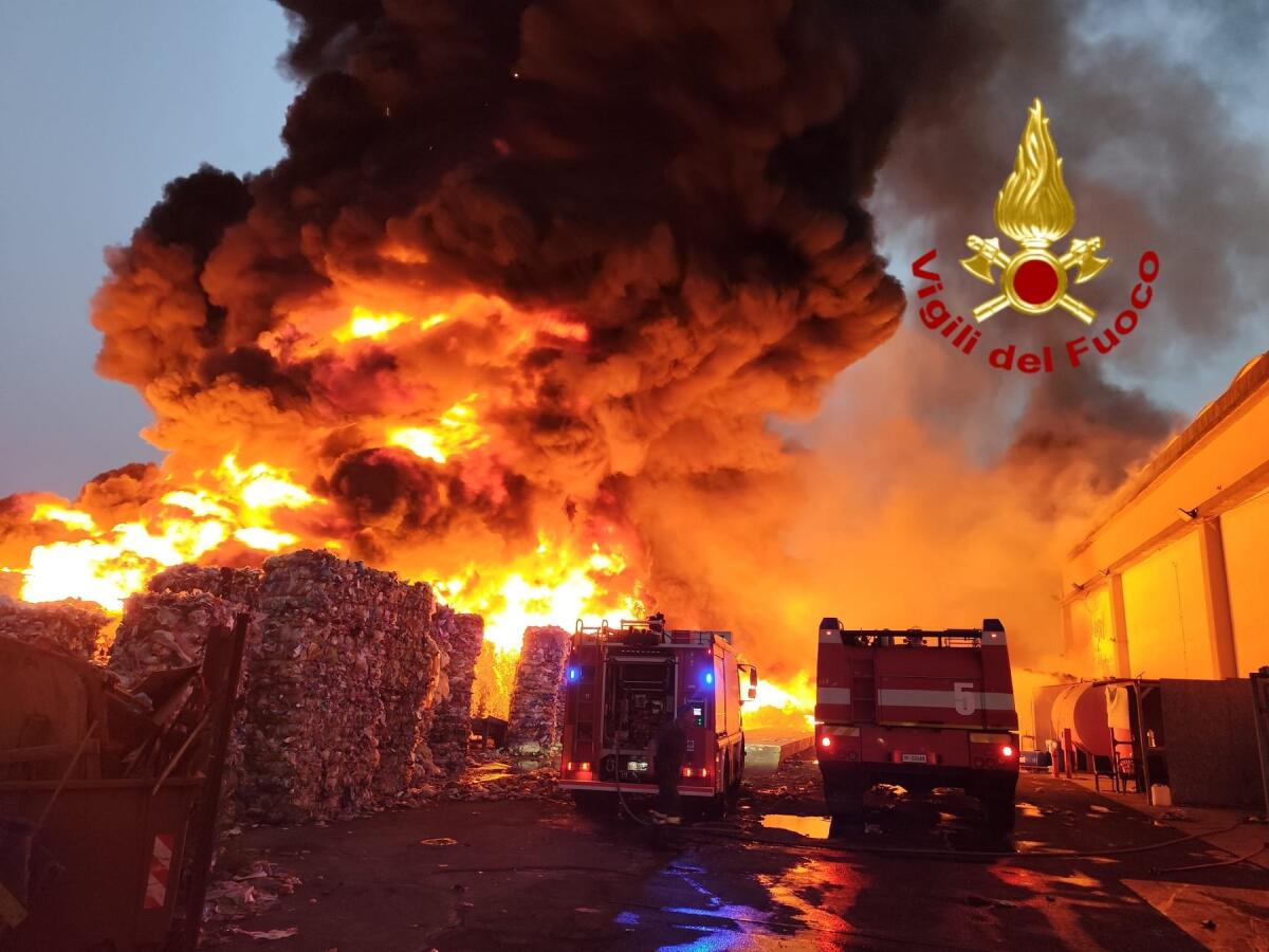 Incendio in una ditta di plastica nella zona industriale di Catania: fiamme alte e colonna di fumo - 