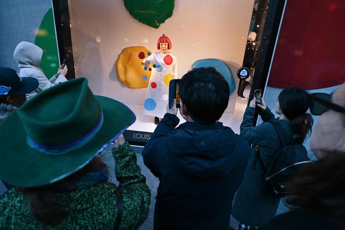 Morta Yayoi Kusama, addio all'avanguardista giapponese regina dei pois - 