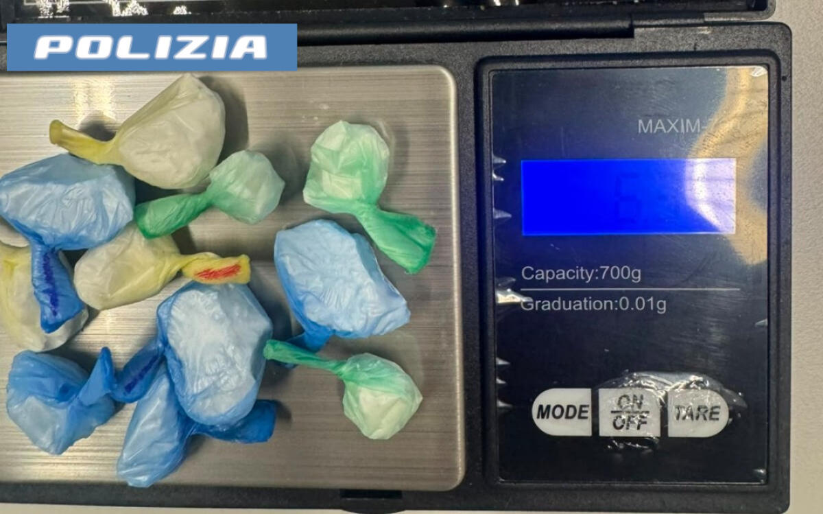 Arrestato a Catania pusher mentre cede una dose: sequestrati cocaina, crack e 125 euro - 