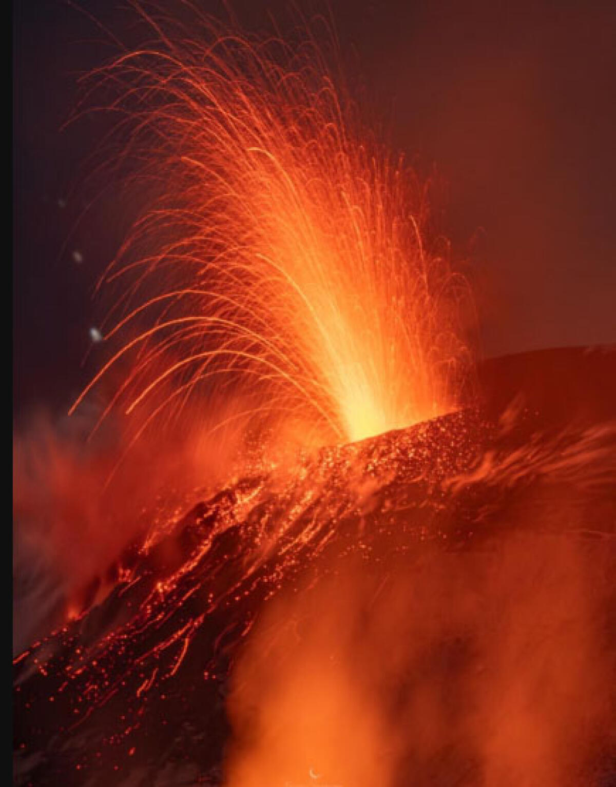 Etna: ripresa attività stromboliana alla Voragine, la cenere si dirige verso sud - 