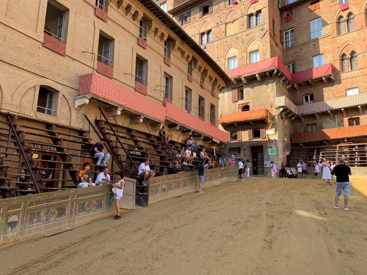 Palio di Siena, oggi si corre? Sole su Piazza del Campo - 