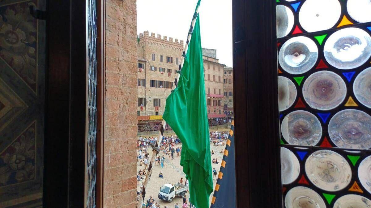 Palio di Siena, esposta bandiera verde: rinviato a domani per maltempo - 