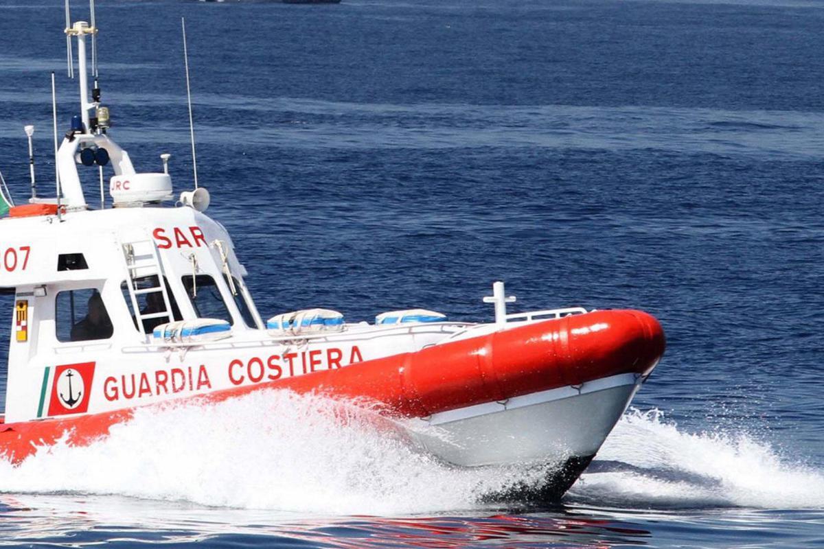 Barletta, fa il bagno in mare di sera e ha un malore in acqua: morto 69enne - 