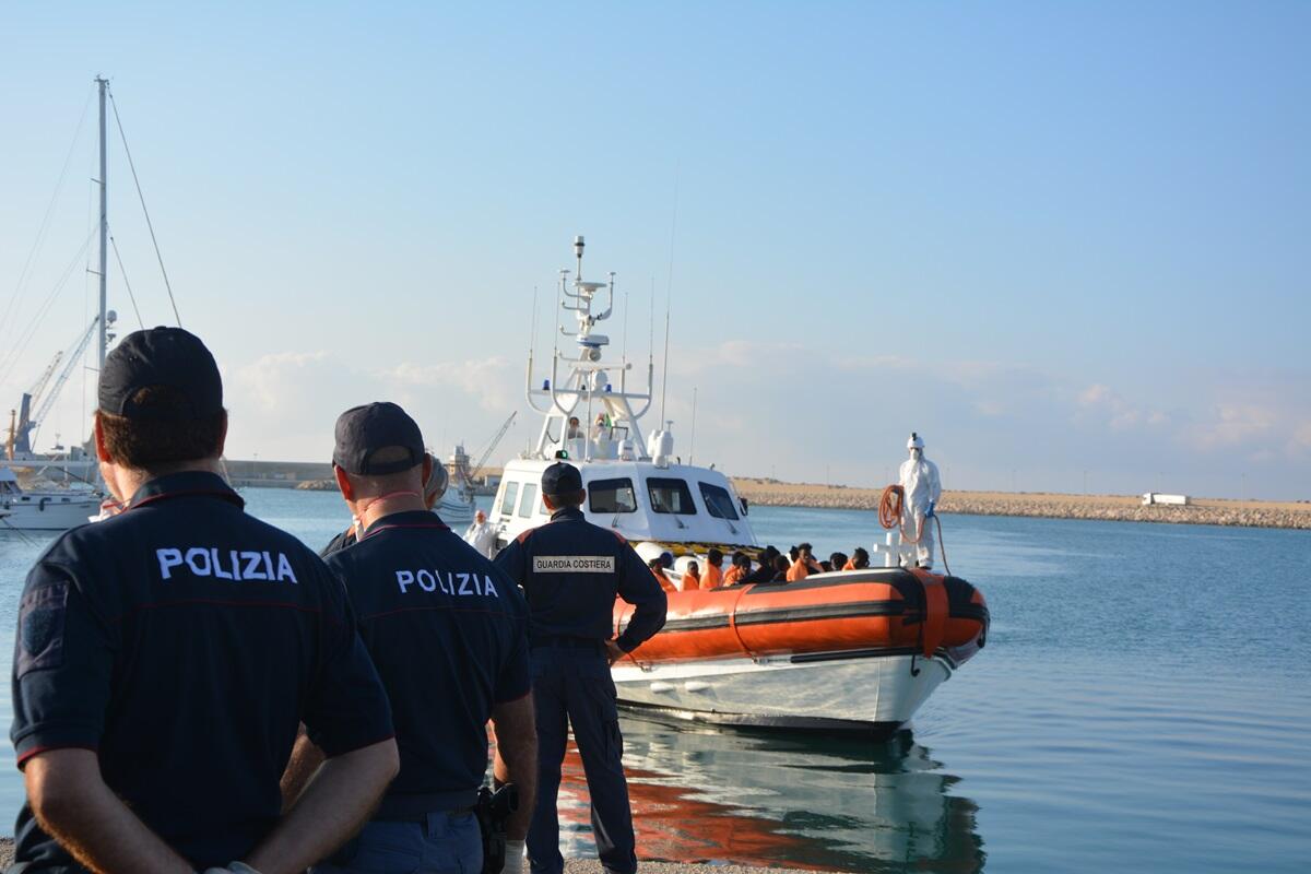 Pozzallo: fermati due presunti scafisti dopo lo sbarco di 21 migranti, 10 minori non accompagnati - 