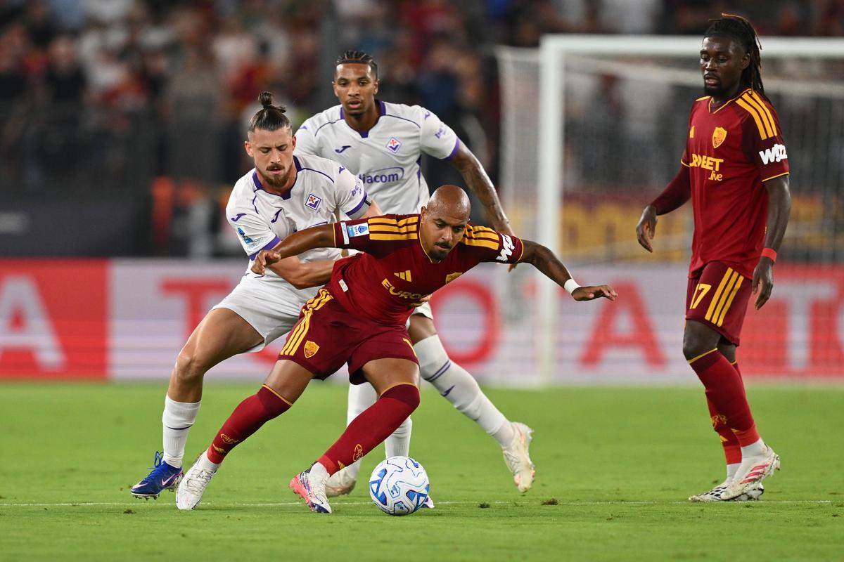 Roma-Fiorentina, gol annullato a Hermoso e proteste su rete Malen: cos'è successo - 