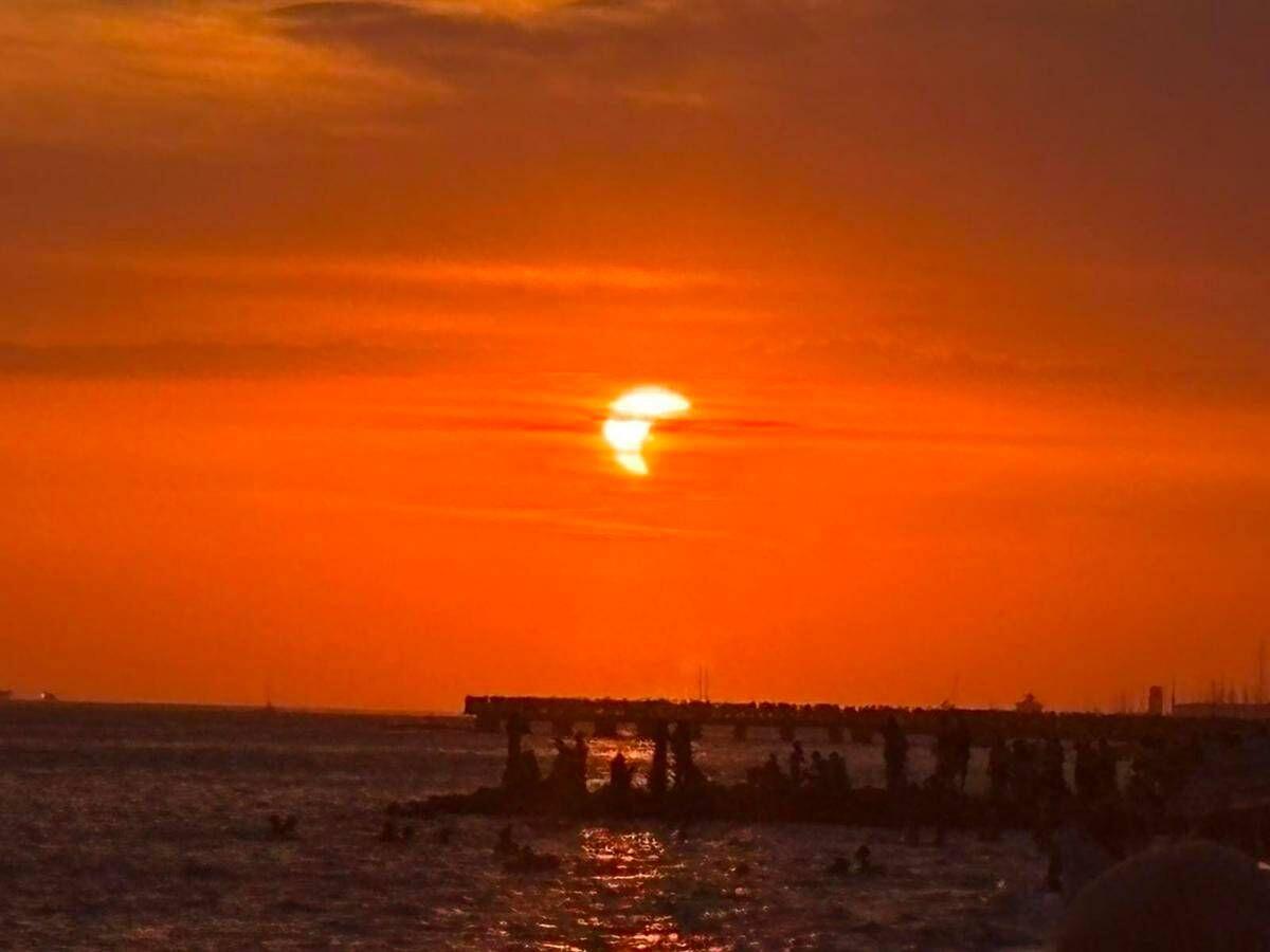 Eclissi parziale di sole, lo spettacolo al tramonto nei cieli d'Italia - 