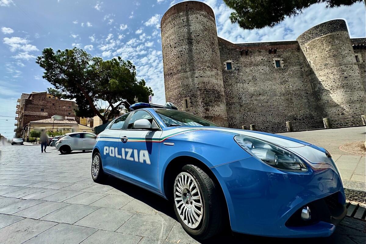 Denunciato per resistenza e rifiuto di generalità in Piazza Federico II di Svevia - 