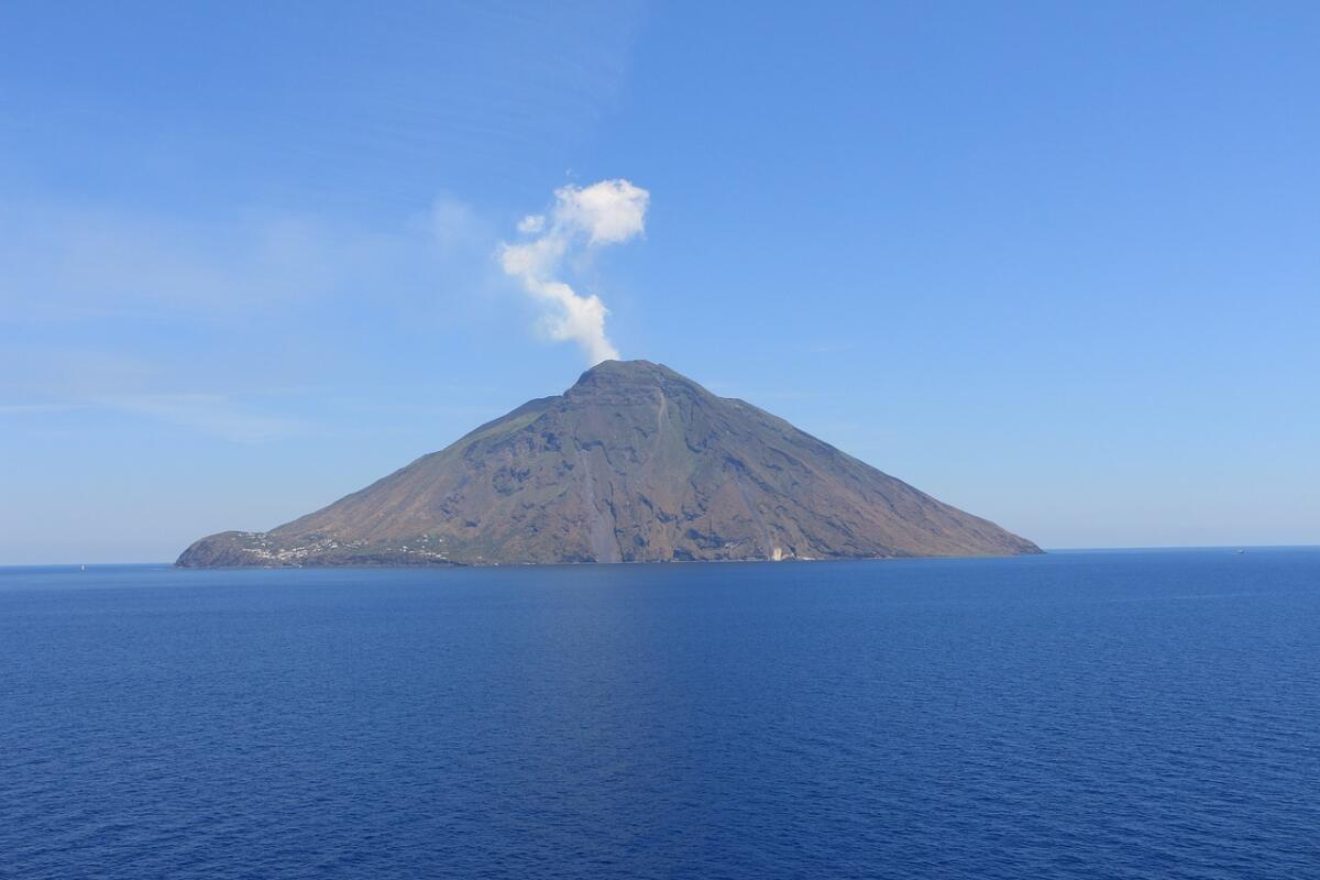 Stromboli: tracimazione di lava nella parte alta della Sciara del Fuoco - 