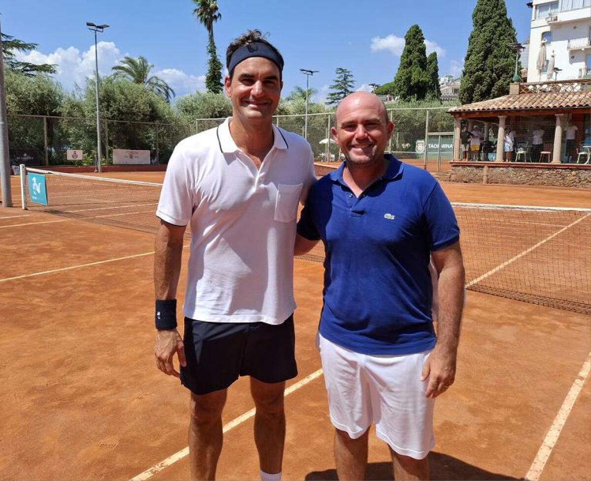 Roger Federer a Taormina: il campione gioca sui campi in terra rossa dello Sporting Club - 