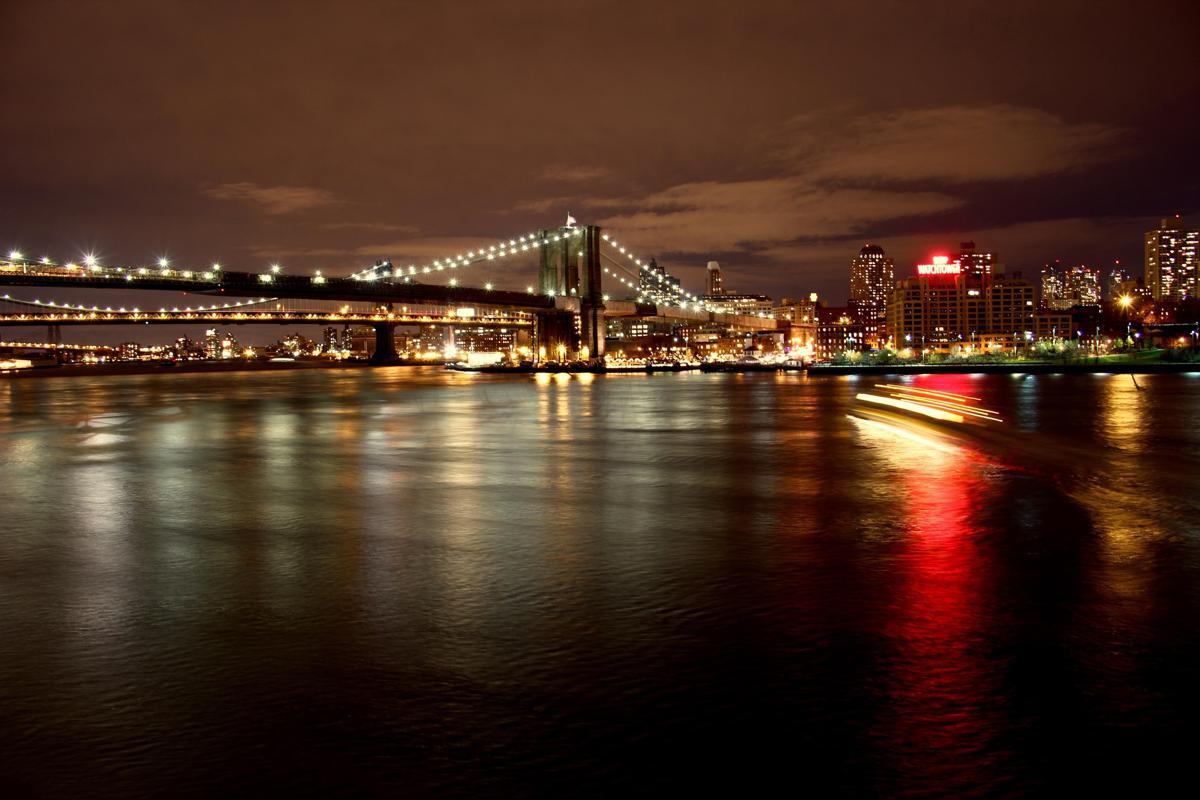 Si lancia nudo dal ponte di Brooklyn, sopravvissuto a volo di 85 metri - Guarda - 