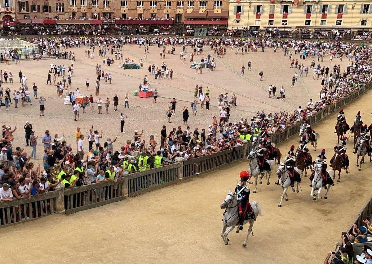 Palio di Siena, il Nicchio torna a vincere dopo 28 anni: Tittia firma il cappotto personale (con brivido finale) - 
