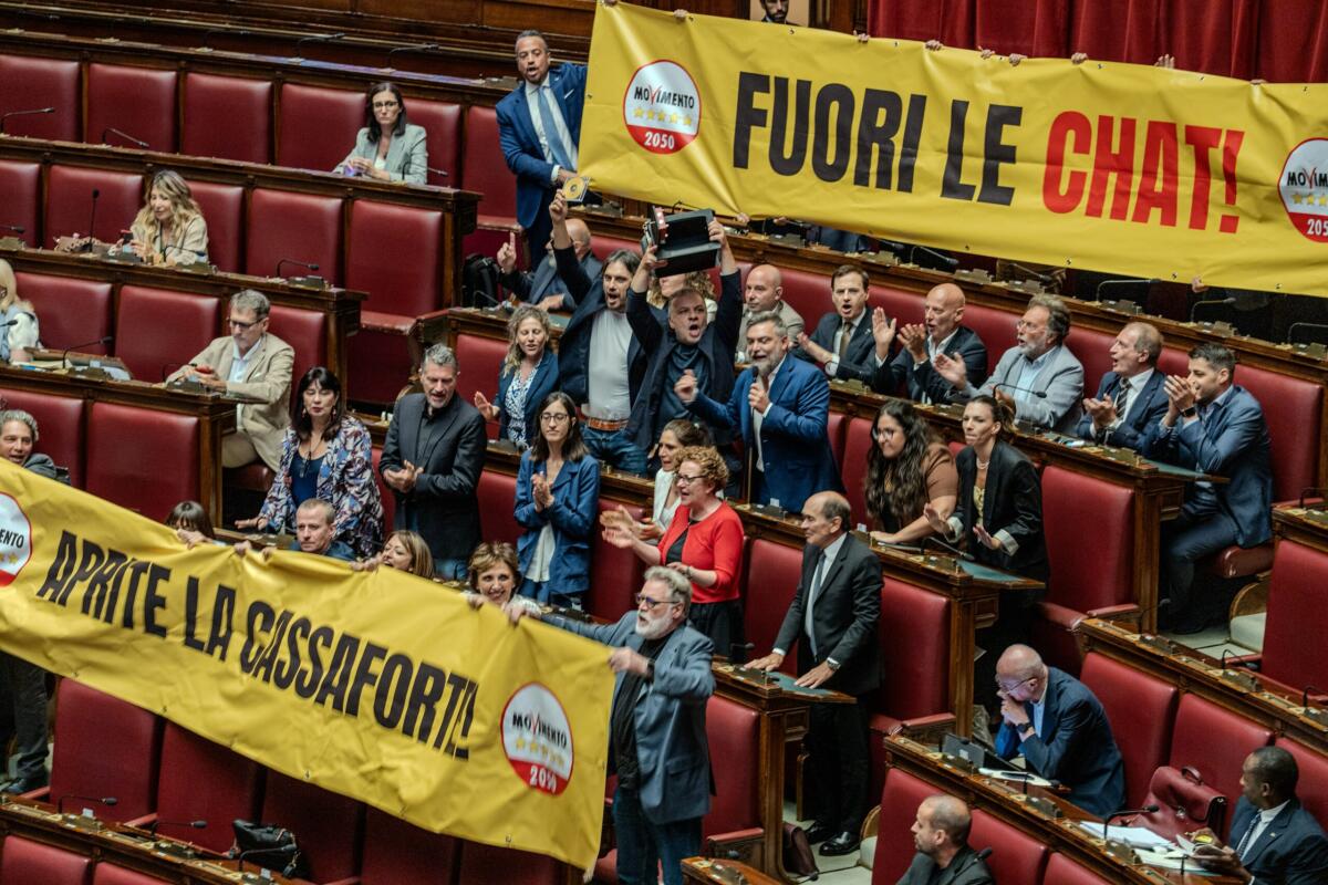 M5S in aula con striscioni e una 'cassaforte': «Fuori le chat» sulle conversazioni di Delmastro - 