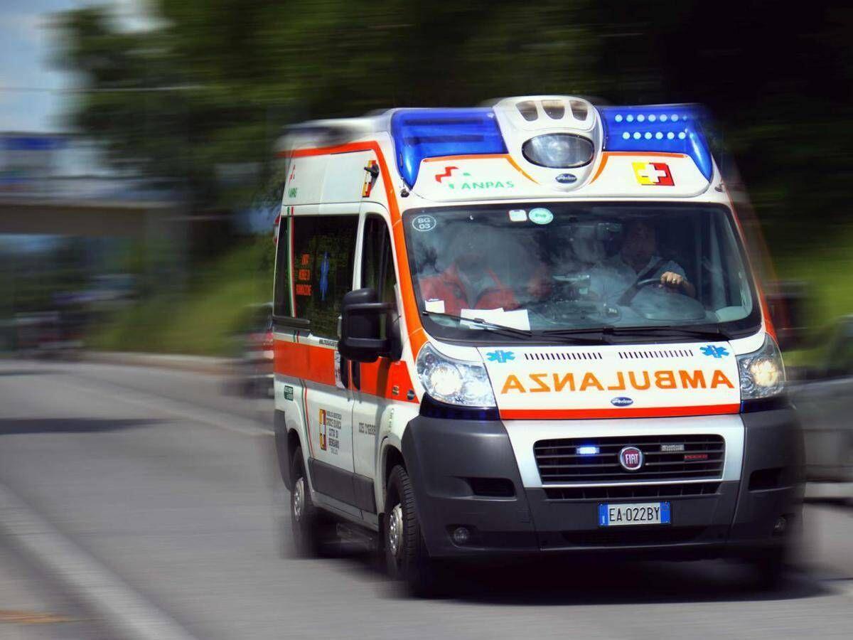 Furgone con braccianti a bordo si ribalta nel Foggiano, un morto e 7 feriti - 