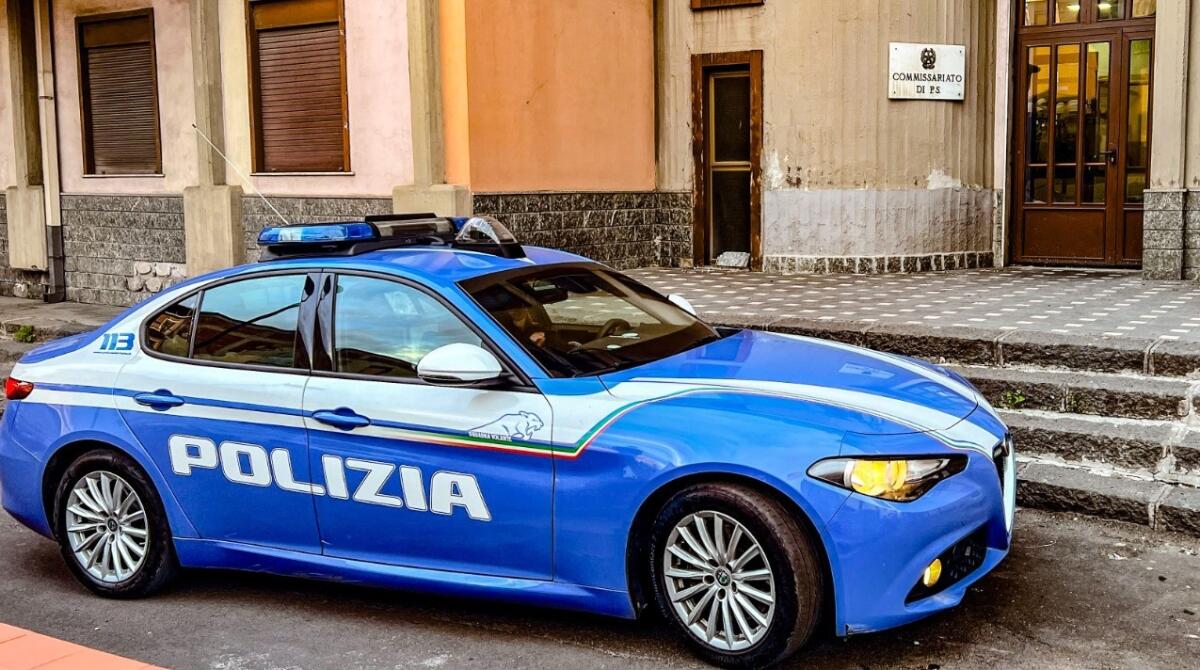 Adrano: tamponamento contro una volante, denunciato 32enne e divieto di accesso ai locali per 3 anni - 