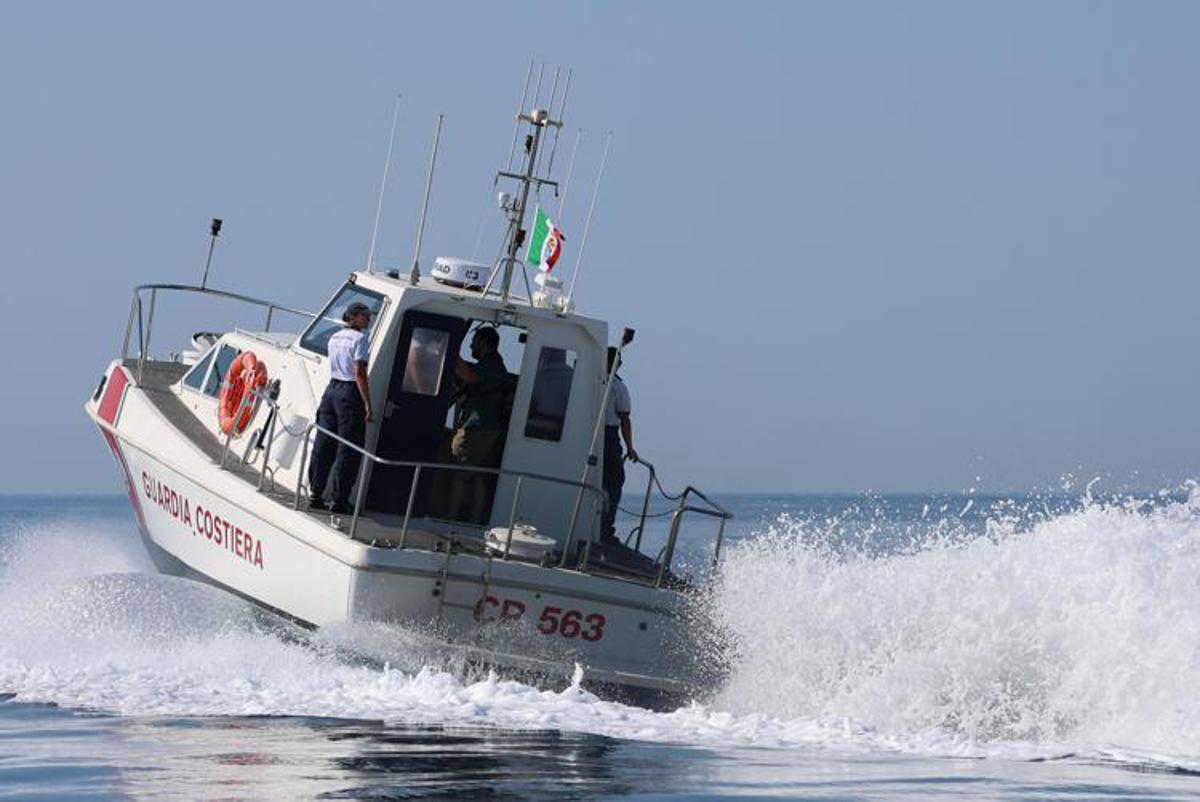 Savona, coppia in difficoltà in acqua ad Andora: bagnino si tuffa per salvarli, ma muore insieme all'uomo - 