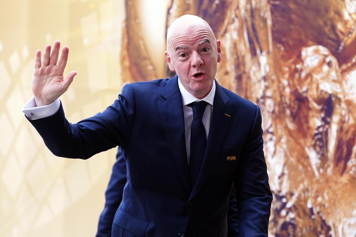 Infantino 'dribbla' le domande sul futuro con battuta al giornalista calvo: "Ci vediamo dal parrucchiere" - 
