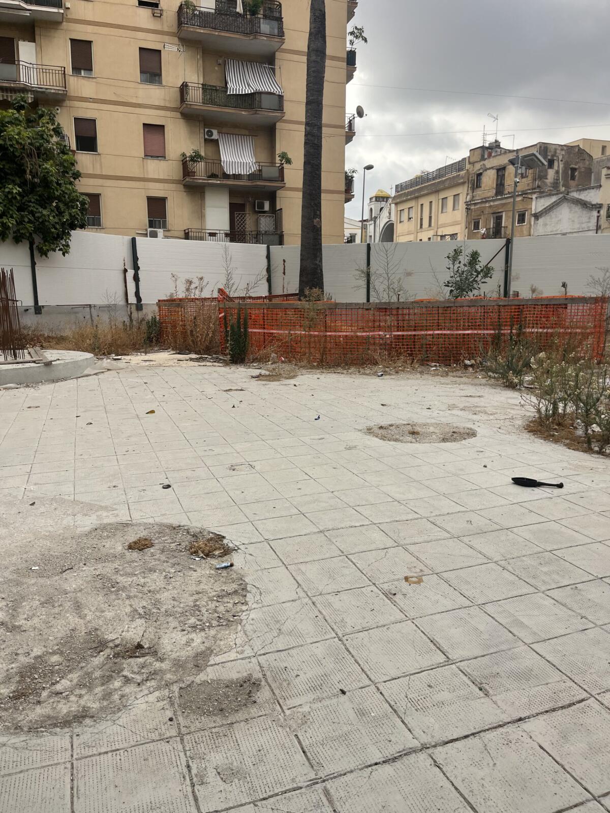 Piazza Noce, il M5S chiede la riapertura parziale degli spazi mentre il collettore è fermo da mesi - 