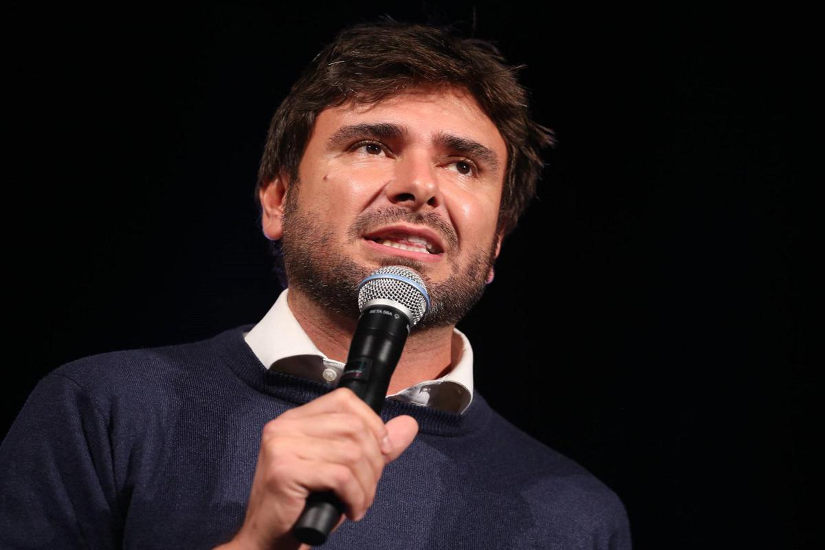 Di Battista, l'aereo è pronto per l'ex deputato ma non è una procedura straordinaria: da Wuhan alla Thailandia tutti i precedenti - 