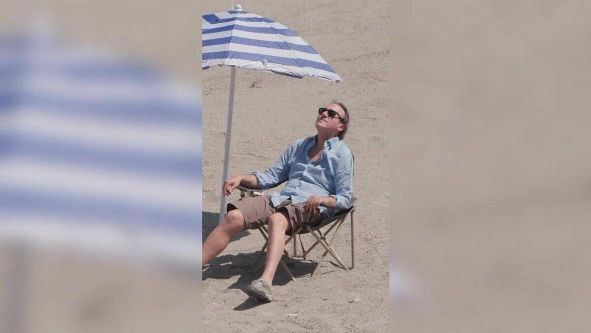 Angelo Bonelli in spiaggia con l'ombrellone...ma è il Po in secca - Video - 