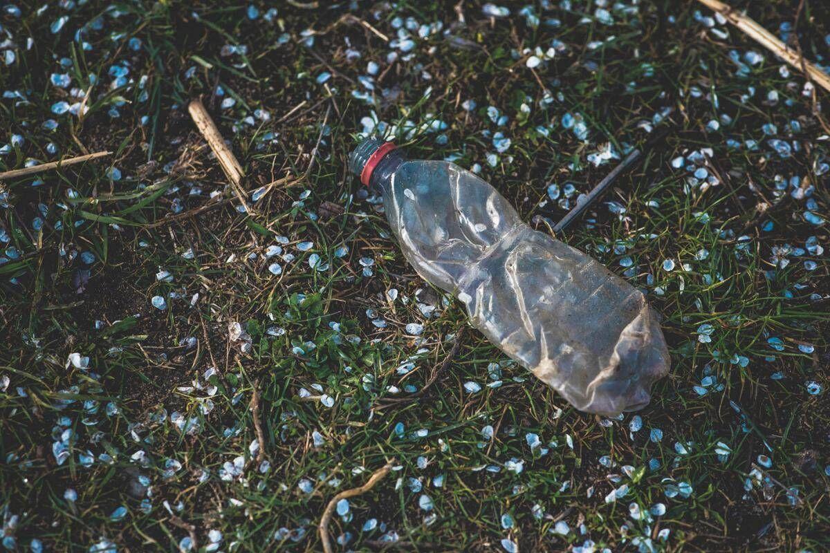 Una bottiglia incastrata nella ruota, il nuovo metodo dei ladri di auto - 