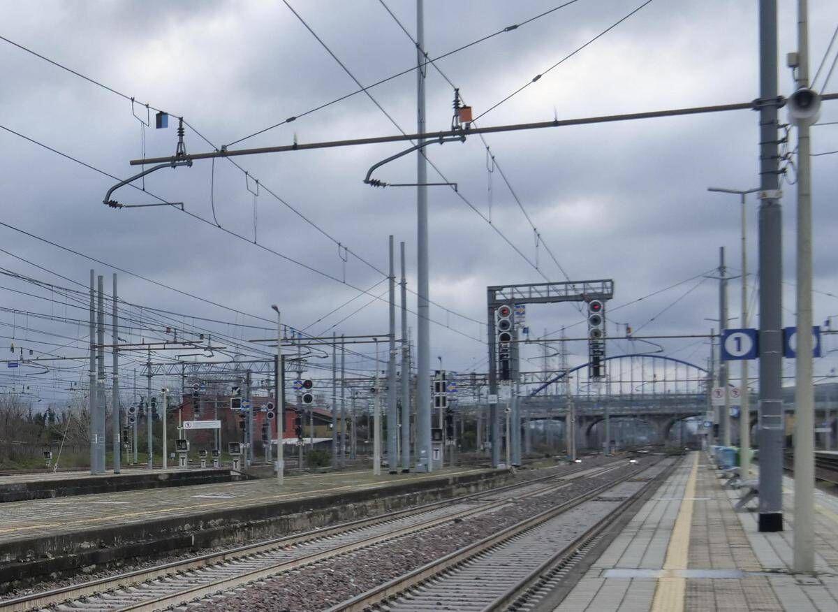Caos a Ventimiglia, fulmine manda in tilt la sala comando della stazione: stop ai treni - 