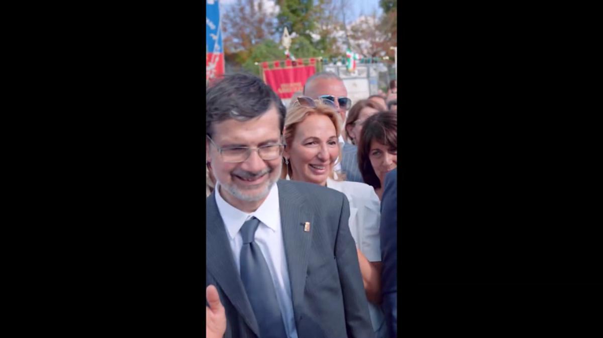 Meloni ad Amatrice, l'anziano la accarezza e lei: "Non mi far commuovere, ti voglio bene" - Video - 