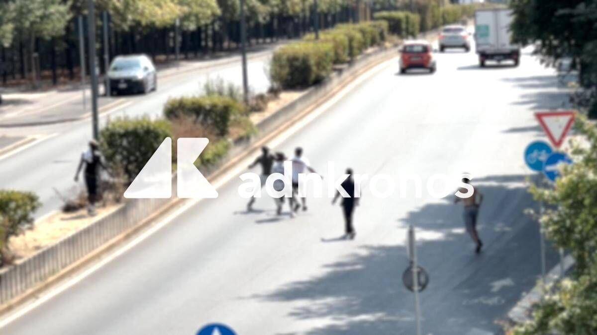 Far west a Milano, rissa con spranghe e bottiglie in centro: caos tra le auto - Video - 