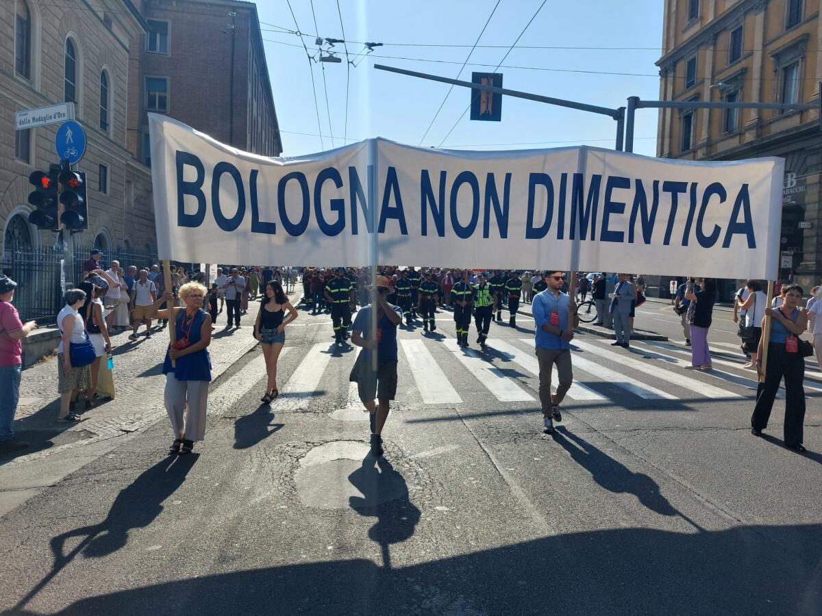 Bologna commemora il 2 agosto: Schlein parla di "infame attentato neofascista", familiari denunciano il revisionismo - 