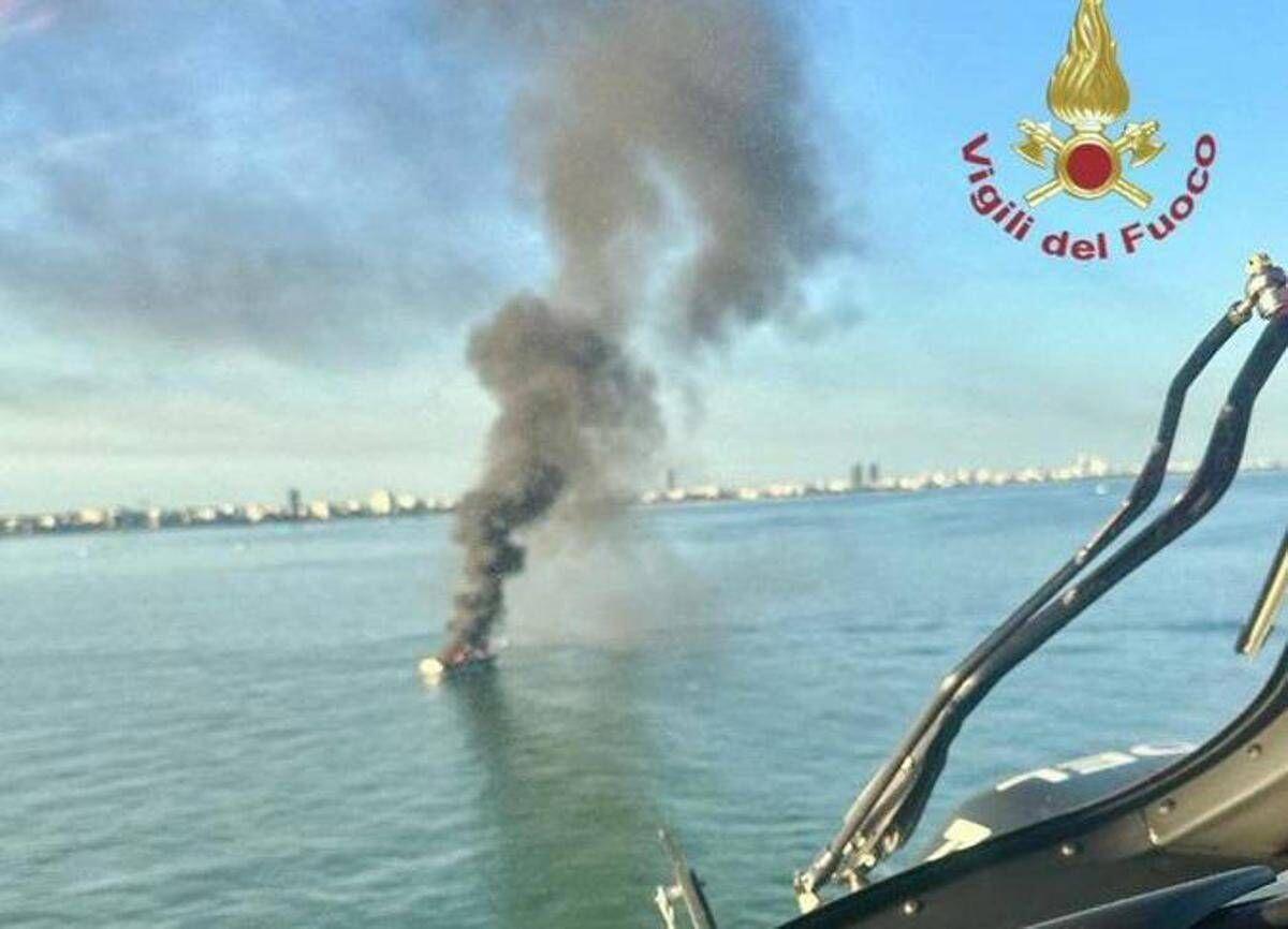 Yacht in fiamme affonda al largo di Jesolo: 10 persone salvate, decisivo l’intervento di un’altra barca - 