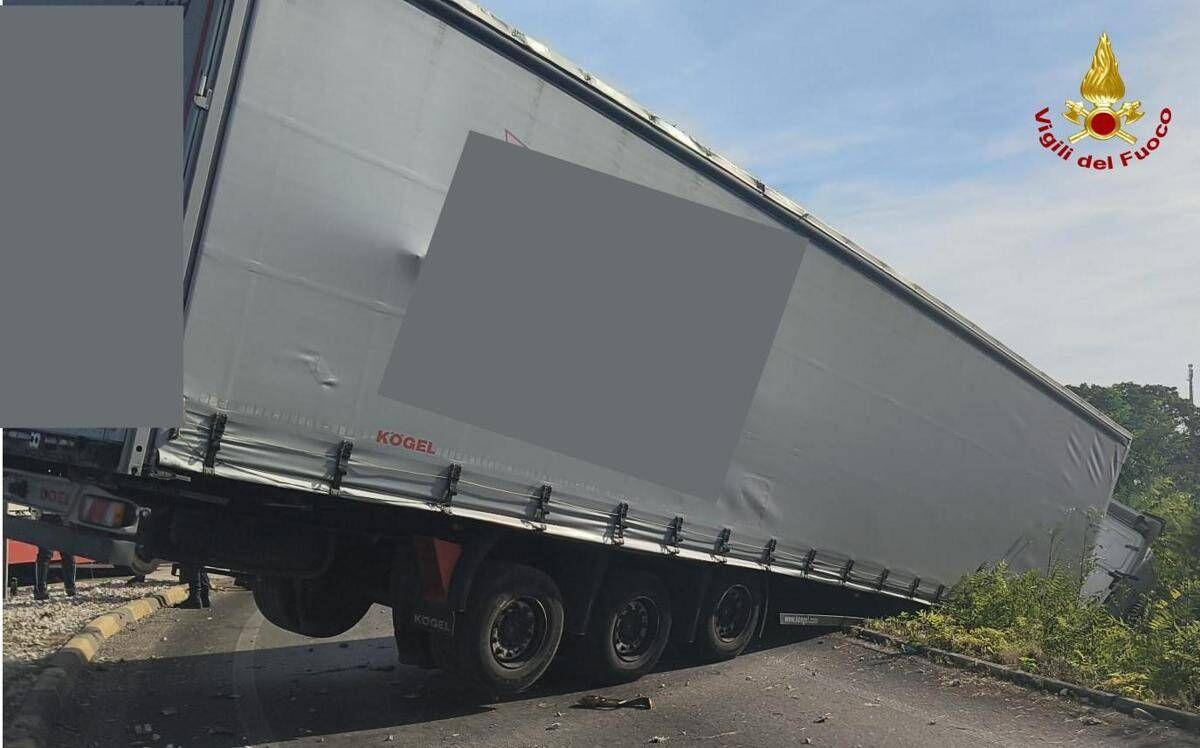 Scontro fra tir a Bari, camion sospeso nel vuoto: vivi per miracolo i due conducenti - 