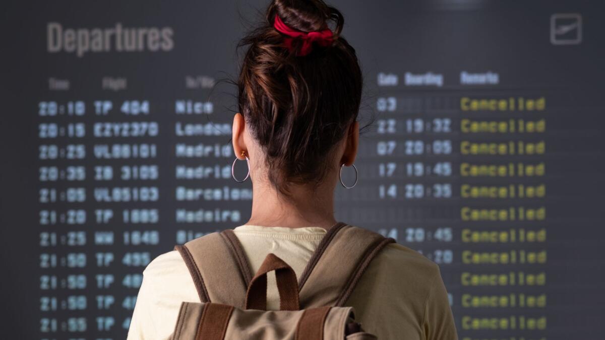 Eruzione dell'Etna: aeroporto di Catania in tilt, cosa possono fare i passeggeri - 