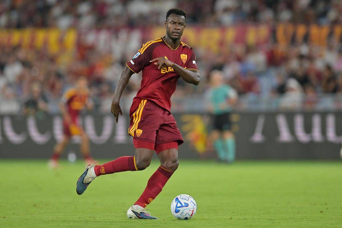 Roma, si ferma Ndicka: infortunio nel riscaldamento contro il Lecce - 