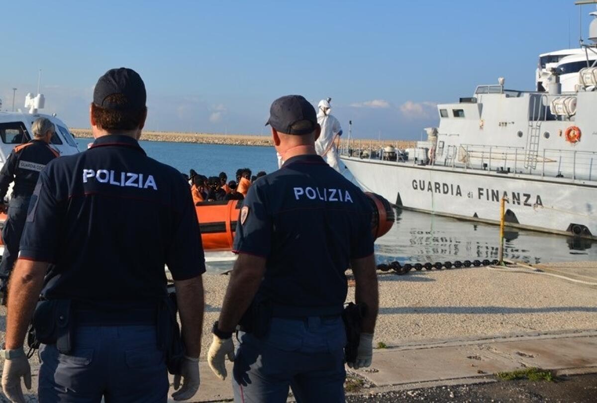 Tre presunti scafisti fermati a Pozzallo dopo lo sbarco di 57 migranti - 