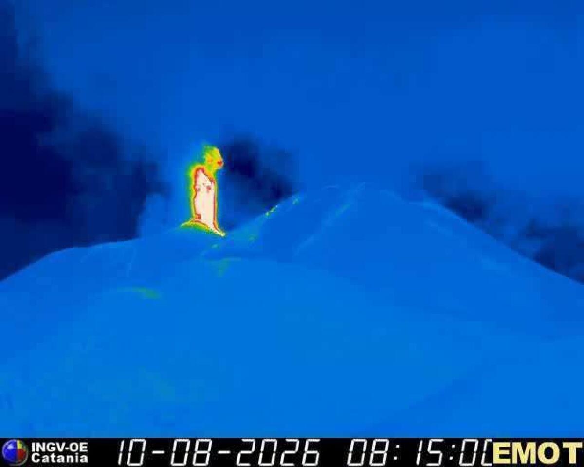 Etna in attività continua: esplosioni alla Voragine, cenere e colate verso sud-ovest - 