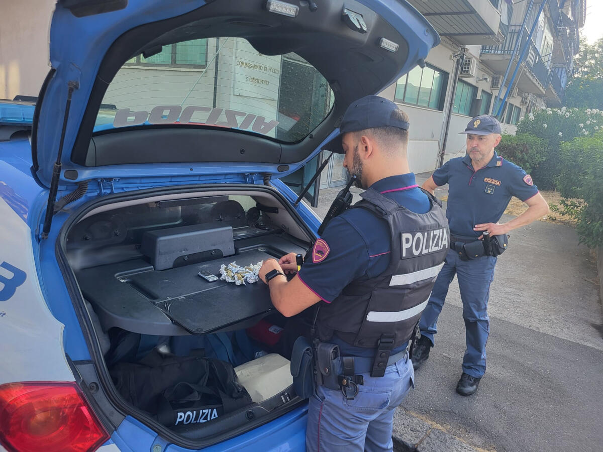 Operazione antidroga a San Cristoforo: tre fermati, piazza di spaccio smantellata e coniglietto salvato - 