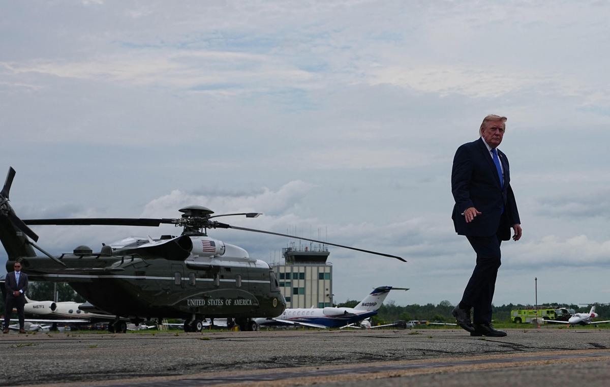 Trump, paura in volo: rischio collisione tra elicottero del presidente e aereo - Video - 