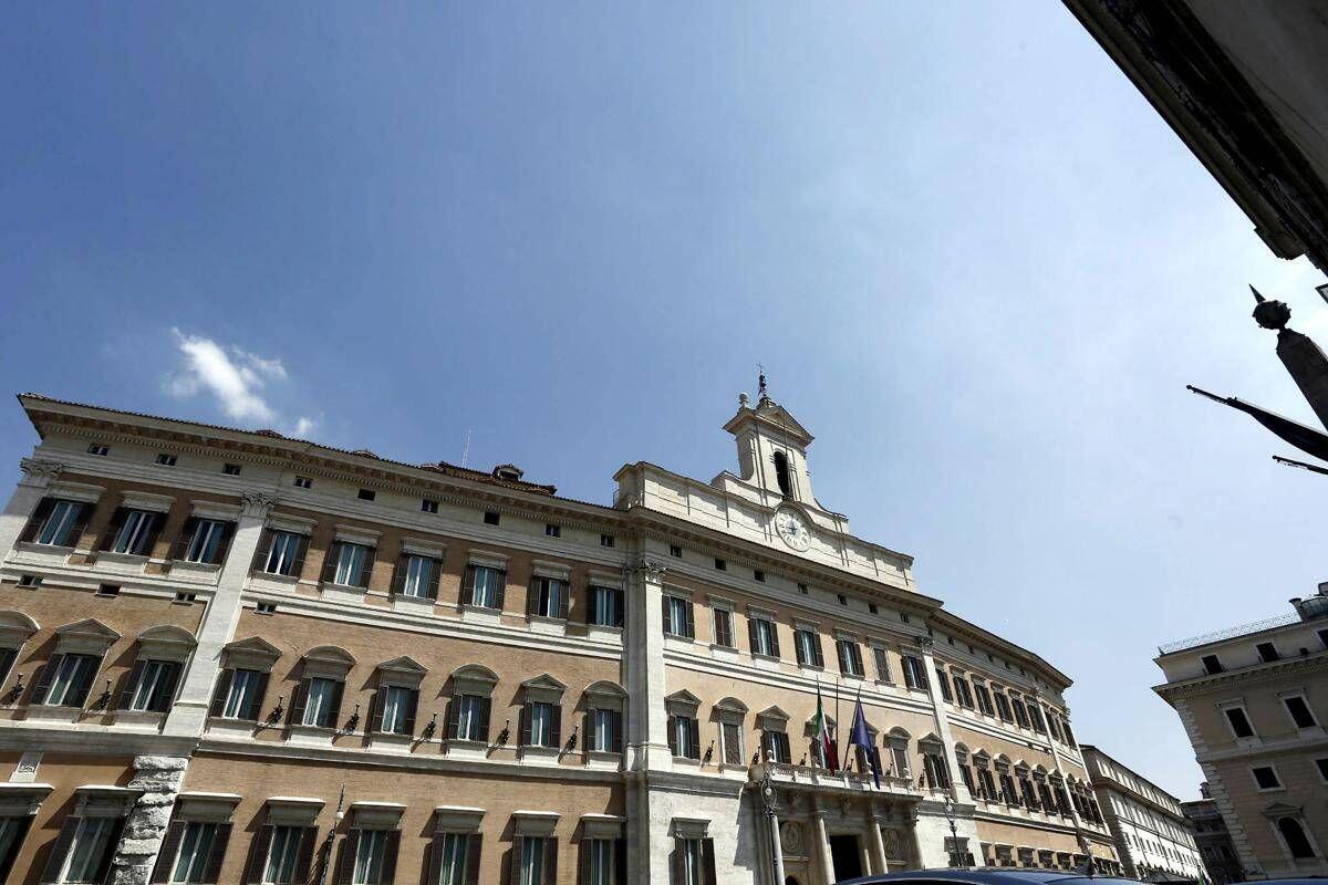 "Smarrita dentiera in Transatlantico", ma era solo un bite dentale perso da un onorevole sbadato - 
