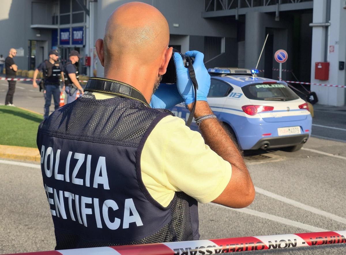 Brescia, accoltellata dall'ex marito davanti al figlio fuori da un centro commerciale - 