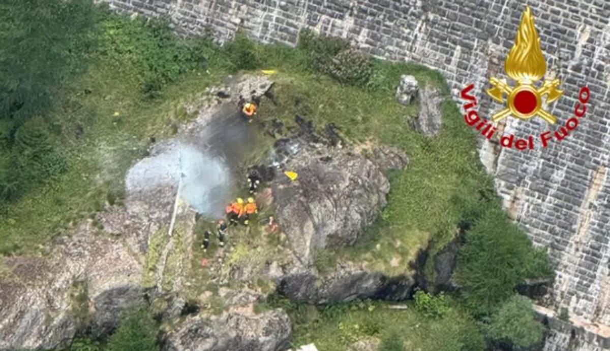 Elicottero precipita e prende fuoco in Piemonte: due morti a Ossola - 