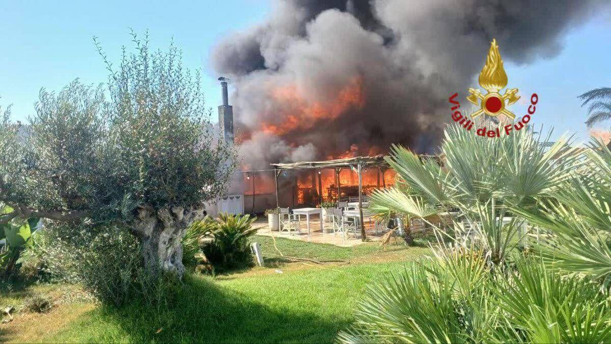 Incendio in uno stabilimento di Maccarese: in fiamme la 'Rambla Beach' - 