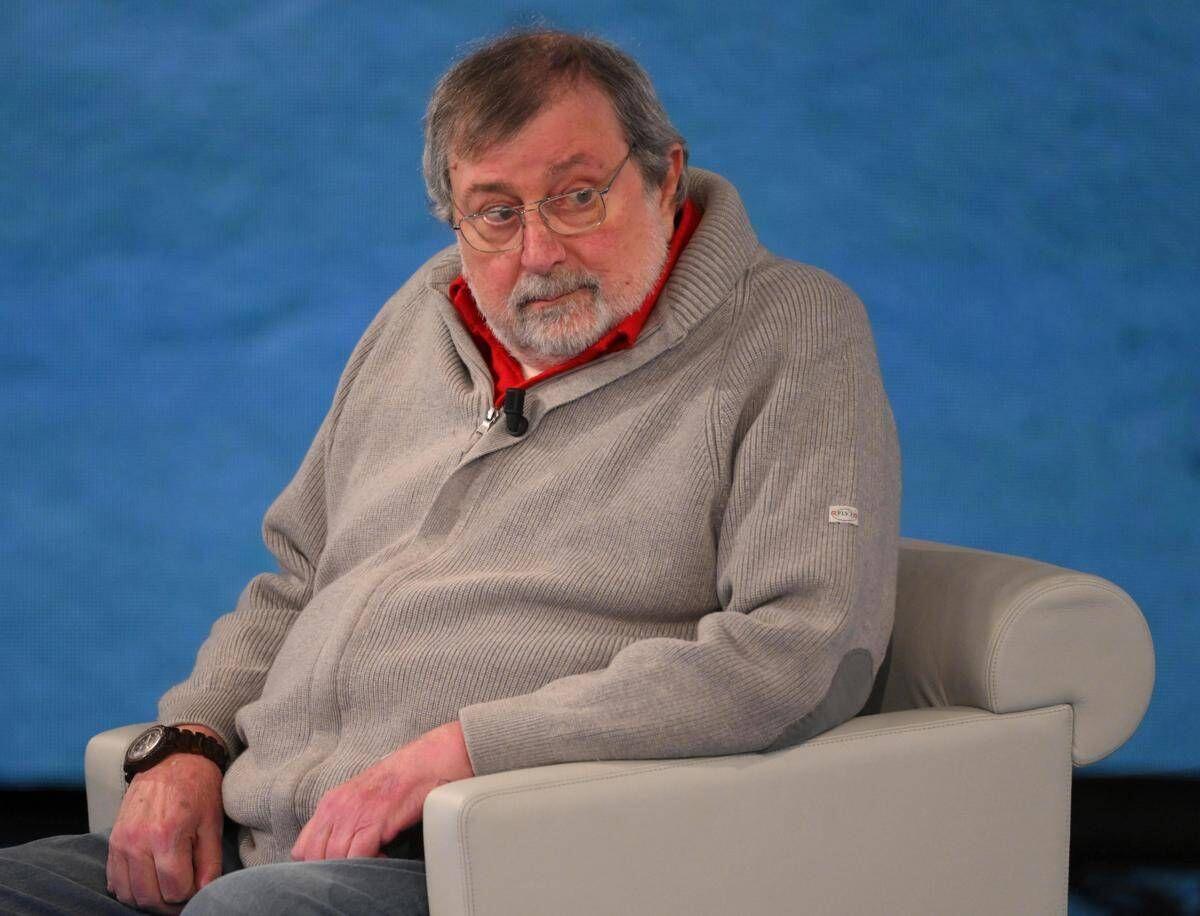 Addio a Francesco Guccini, il cantautore morto a 86 anni - 