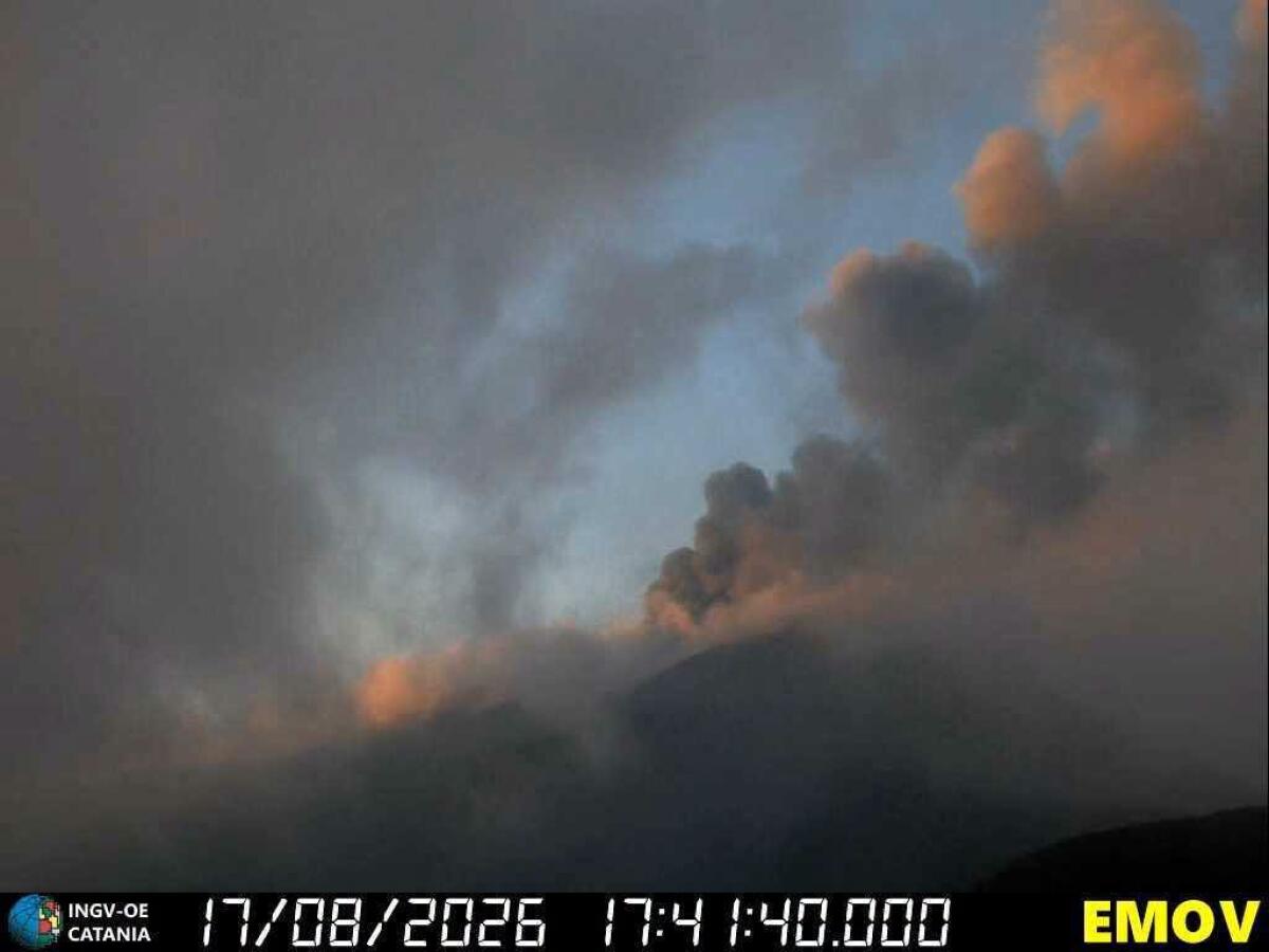 Etna, aeroporto di Catania annulla le restrizioni: voli ripristinati dopo l'abbassamento dell'allerta INGV - 