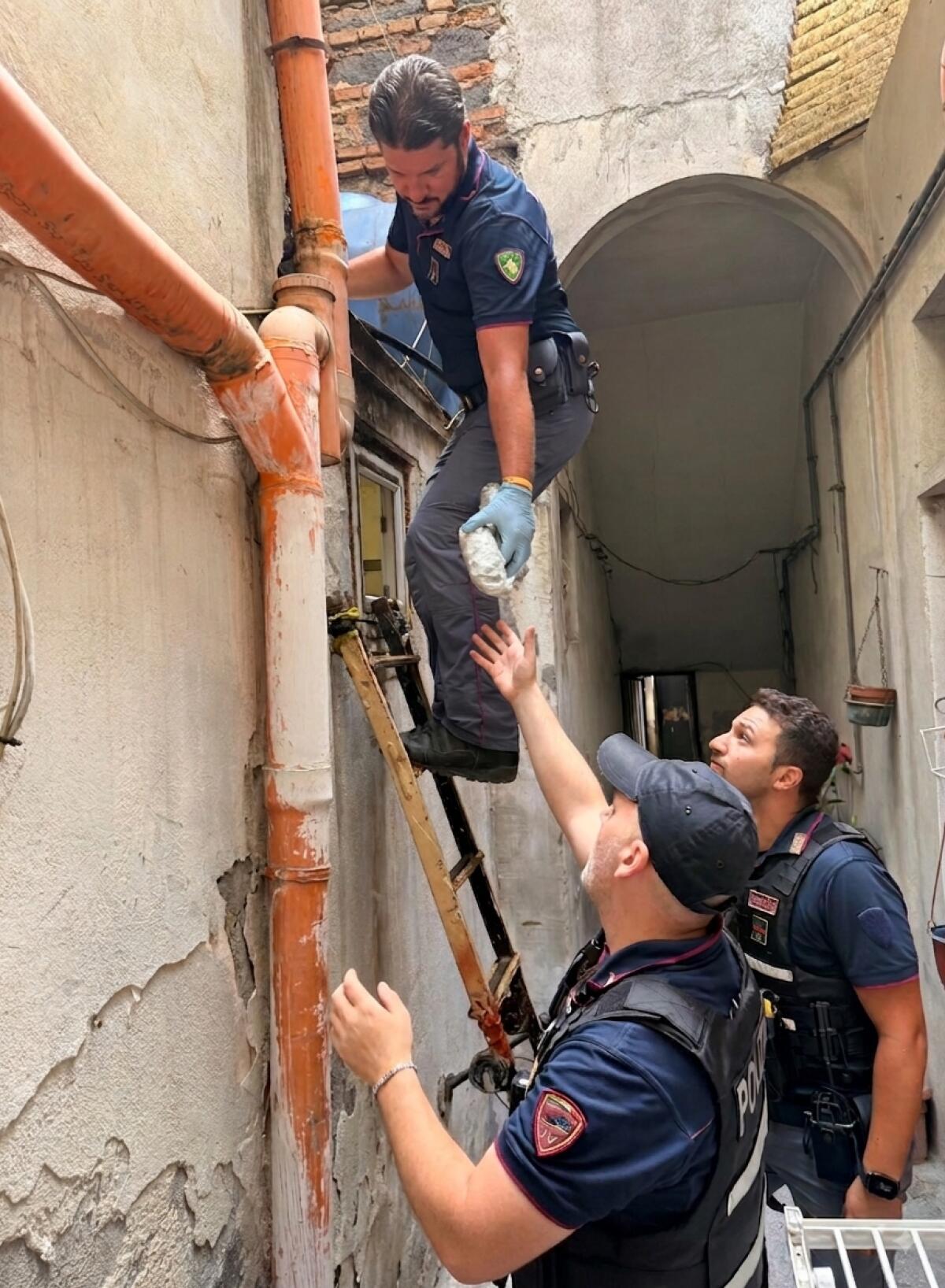 San Cristoforo: arrestato 41enne, trovati 700 g di marijuana nascosti sul tetto - 